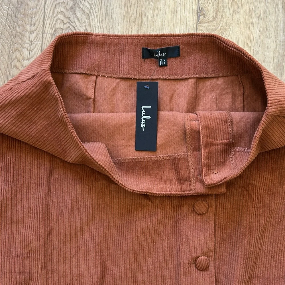 NWT*** Lulu’s Women’s mini skirt. Size XL. Button-down. Color: burnt orange. - Picture 2 of 4